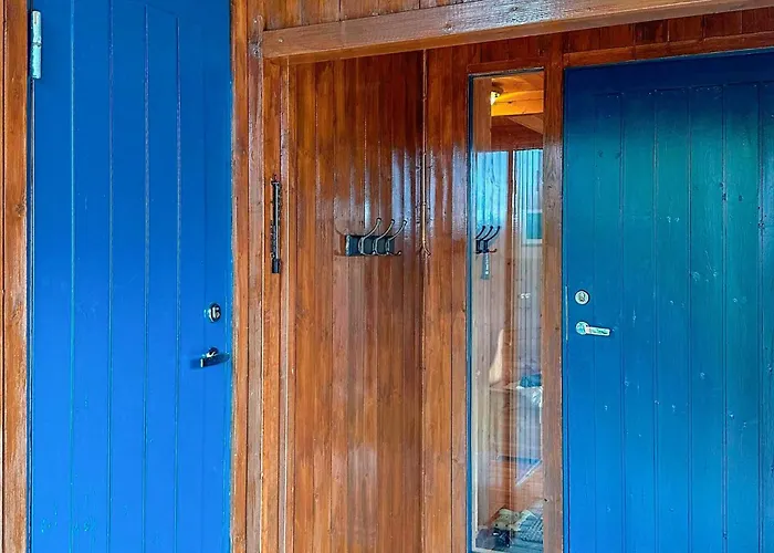 3 Bedroom Cozy In 펜션 Tjorhom